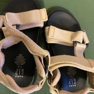 GAP Kids Sandals size 7-8 - Black and Cream